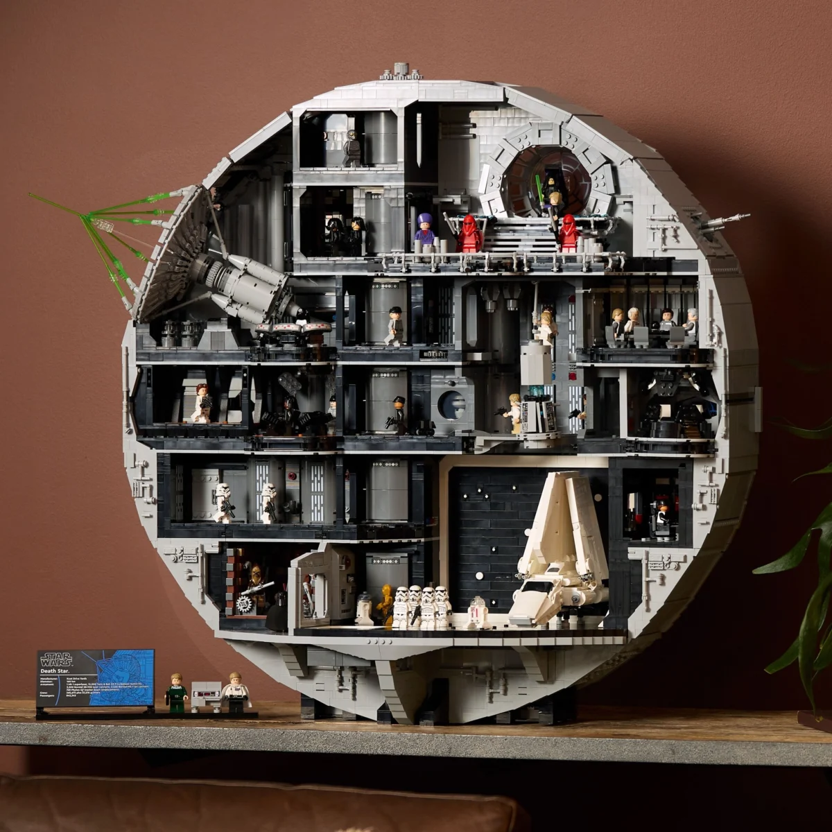 Lego пуска най-големия си комплект досега - Star Wars Death Star, за 1000 долара 4 Lego пуска най-големия си комплект досега - Star Wars Death Star, за 1000 долара