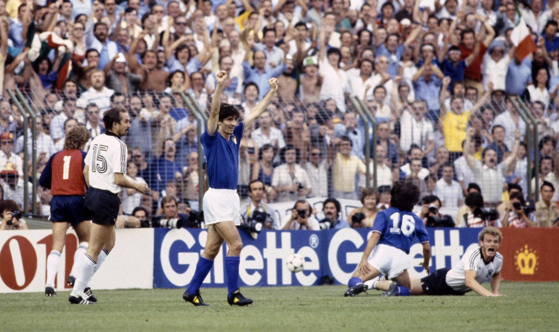 Паоло Роси Национален отбор по футбол на Италия Национален отбор по футбол на Западна Германия