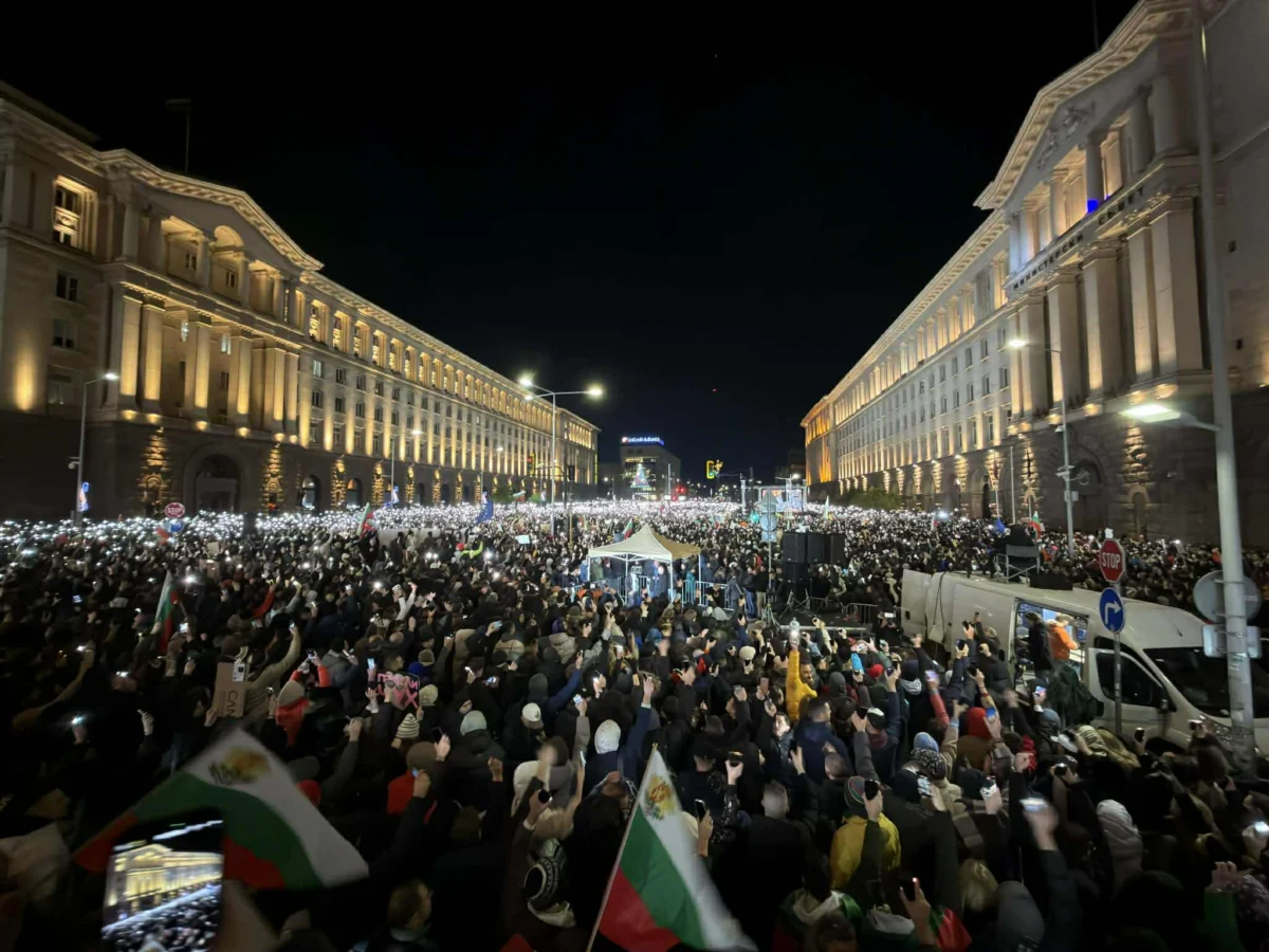 България навлиза в нова политическа несигурност след протестите и оставката на правителството, пише