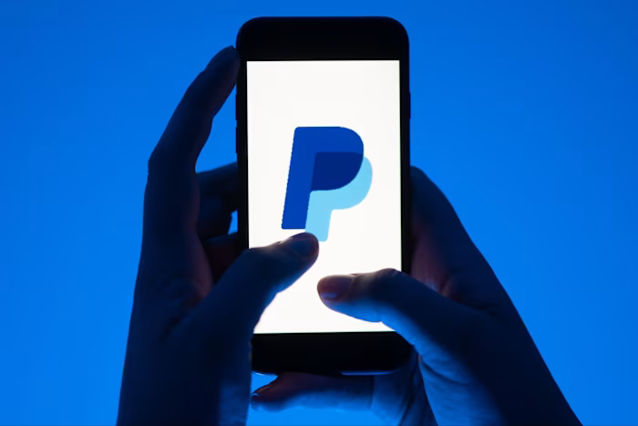 Проектът на ЕЦБ за дигитално евро пред решаващ вот през 2026 година 2 A woman uses the PayPal app on her smartphone