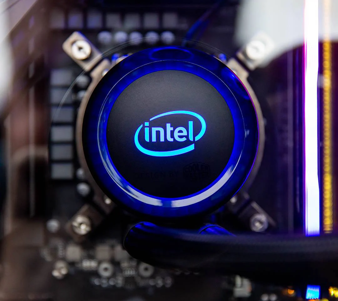 Акциите на Intel поскъпнаха с 28% от началото на 2026 г. заради силно търсене на AI чипове