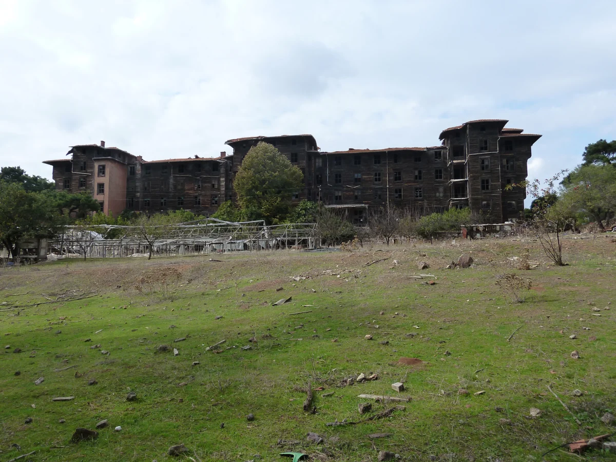 nai golqmata durvena sgrada v evropa e zaplashena ot pulno razrushenie