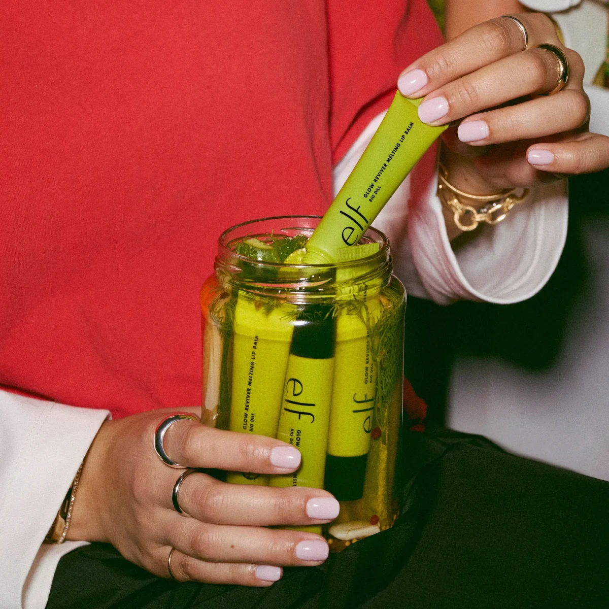 E.l.f. пуска нов лимитиран балсам за устни Big Dill с вкус на кисела краставичка