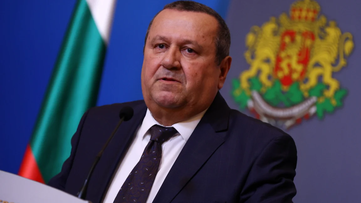 Денят по диагонал – 5 април 2026 г. 4 Хасан Адемов увери, че социалните плащания са гарантирани, Адемов увери, че няма да допусне социални помощи да се използват за влияние върху вота, Над 1,6 милиона пенсионери ще получат великденски добавки, Помощ от 20 евро месечно ще има при цена на горивата от 1,60 евро за литър, Нова наредба ще разграничи енергийно бедни и енергийно уязвими домакинства