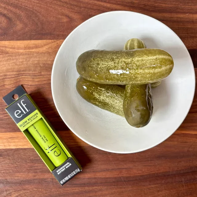 E.l.f. пуска нов лимитиран балсам за устни Big Dill с вкус на кисела краставичка