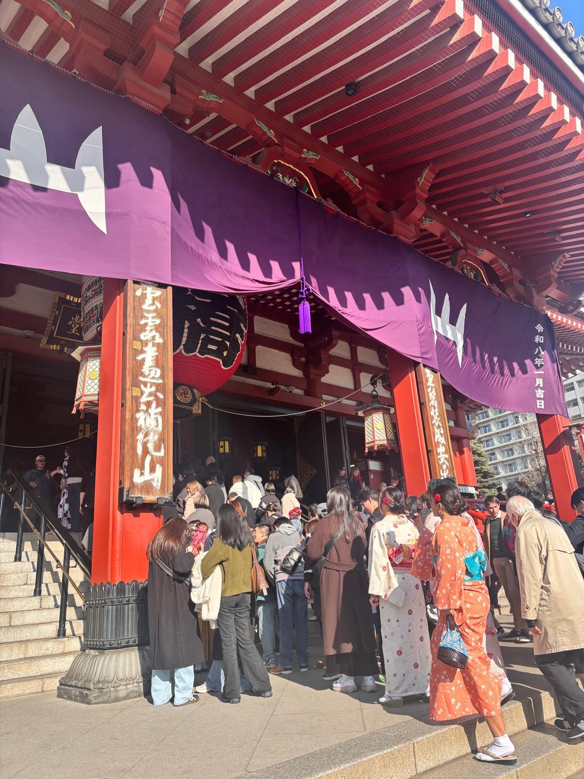 Хора се молят пред храма