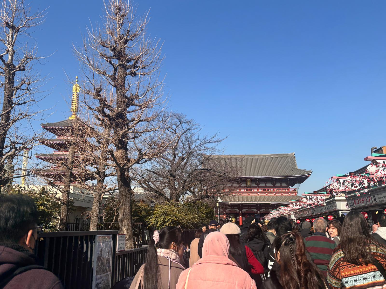 По пътя към Сенсо-джи в Токио