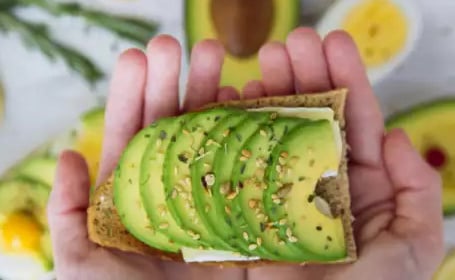 7 лесни подобрения на закуската за повече енергия през целия ден авокадо