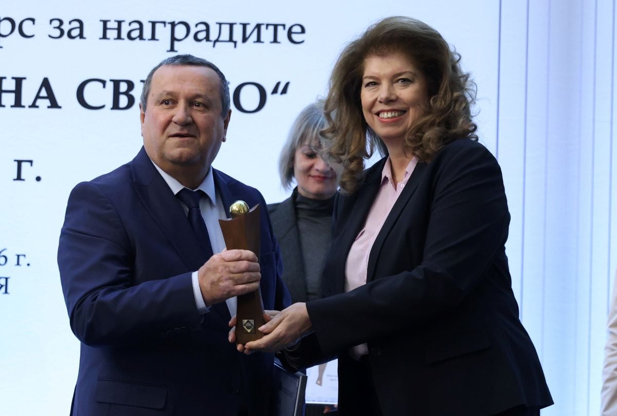 Хасан Адемов получава наградата от Илияна Йотова