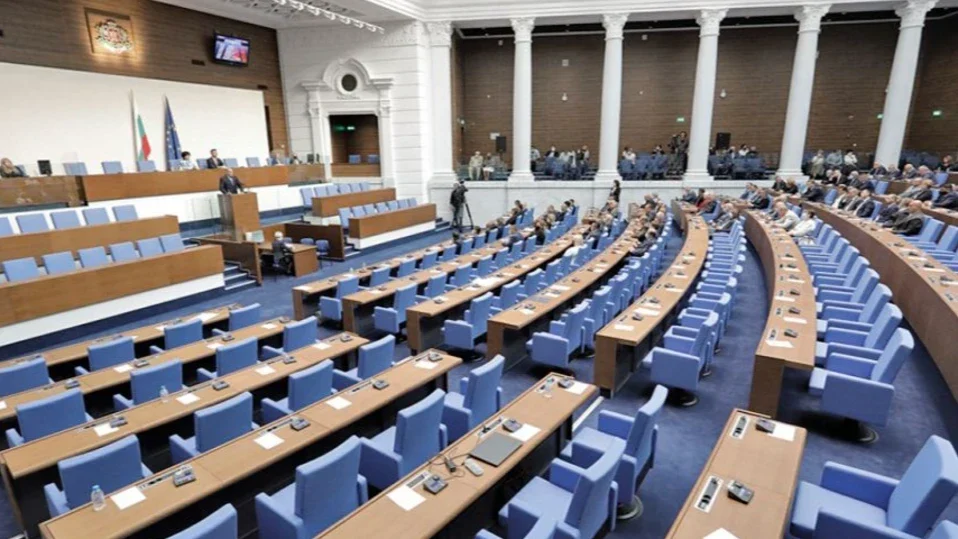 Денят по диагонал – 9 април 2026 г. 5 Парламентът разкри отсъстващите депутати за ноември, Според проучване на „Сова Харис“ шест партии влизат в следващия парламент