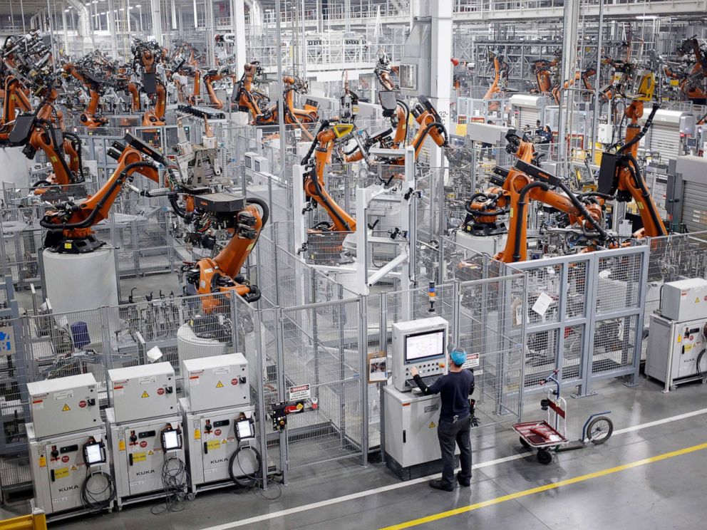 Япония ускорява разработването на физически AI заради недостиг на работна ръка 2 robot workers 01 gty jc