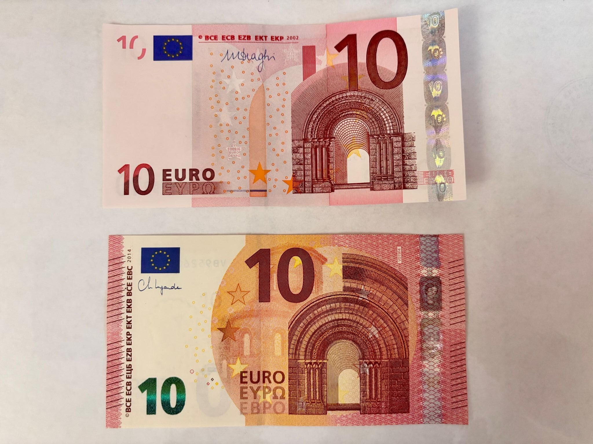 Евробанкноти от двете серии