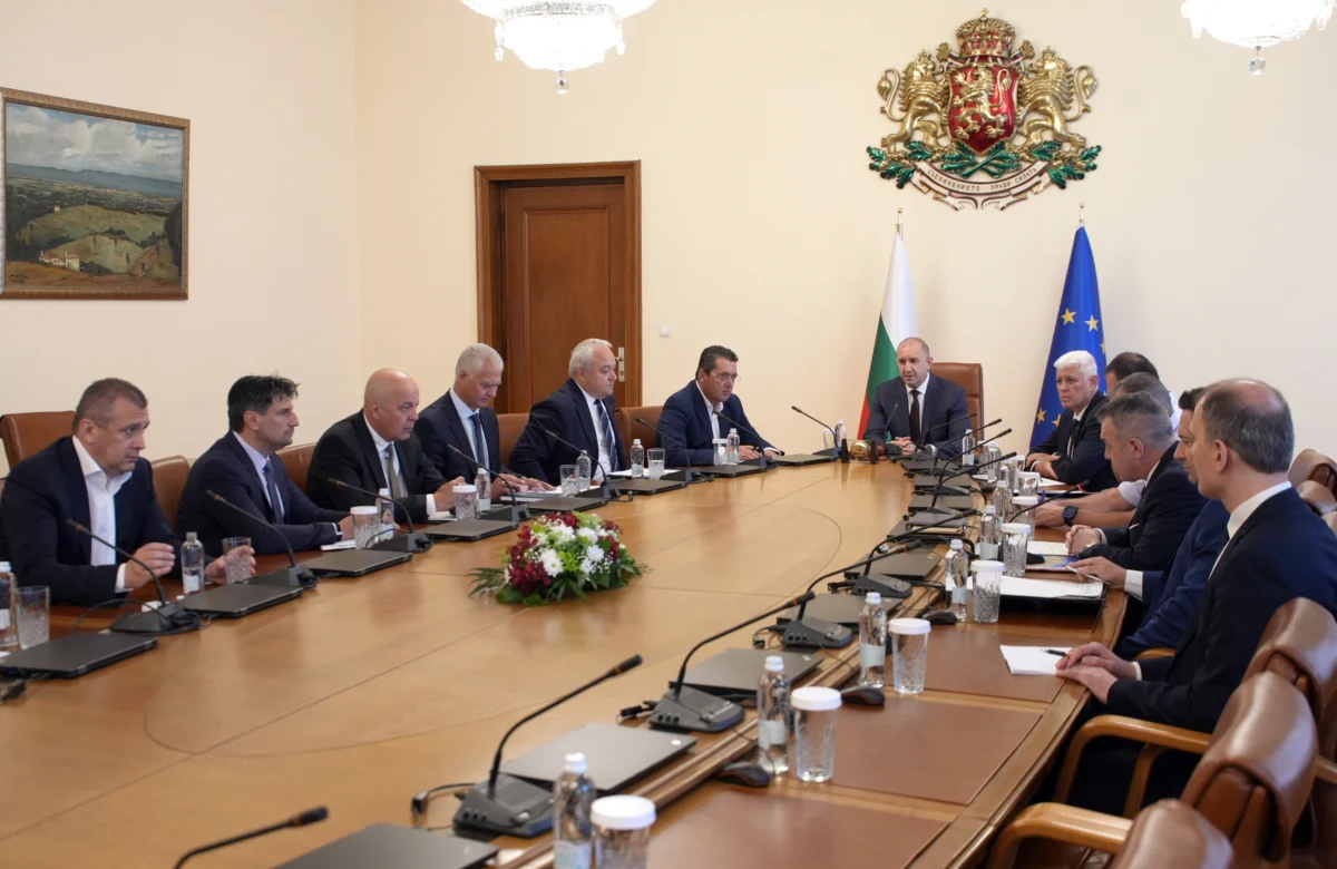 Напук на твърденията, че няма пряка заплаха за България, кабинетът засилва мерките в страната, Тленните останки на цар Самуил ще бъдат посрещнати с официална церемония в София на 3 октомври