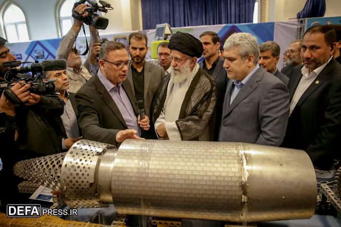 Русия тайно помагала на Иран да разработи свръхзвукови крилати ракети 4 Iran’s then Supreme Leader Ayatollah Ali Khamenei is surrounded by officials and cameras as he inspects components for a ramjet engine.
