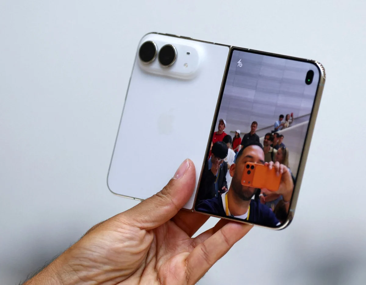 Apple представи първия си сгъваем телефон iPhone Duo с цена от 1999 долара